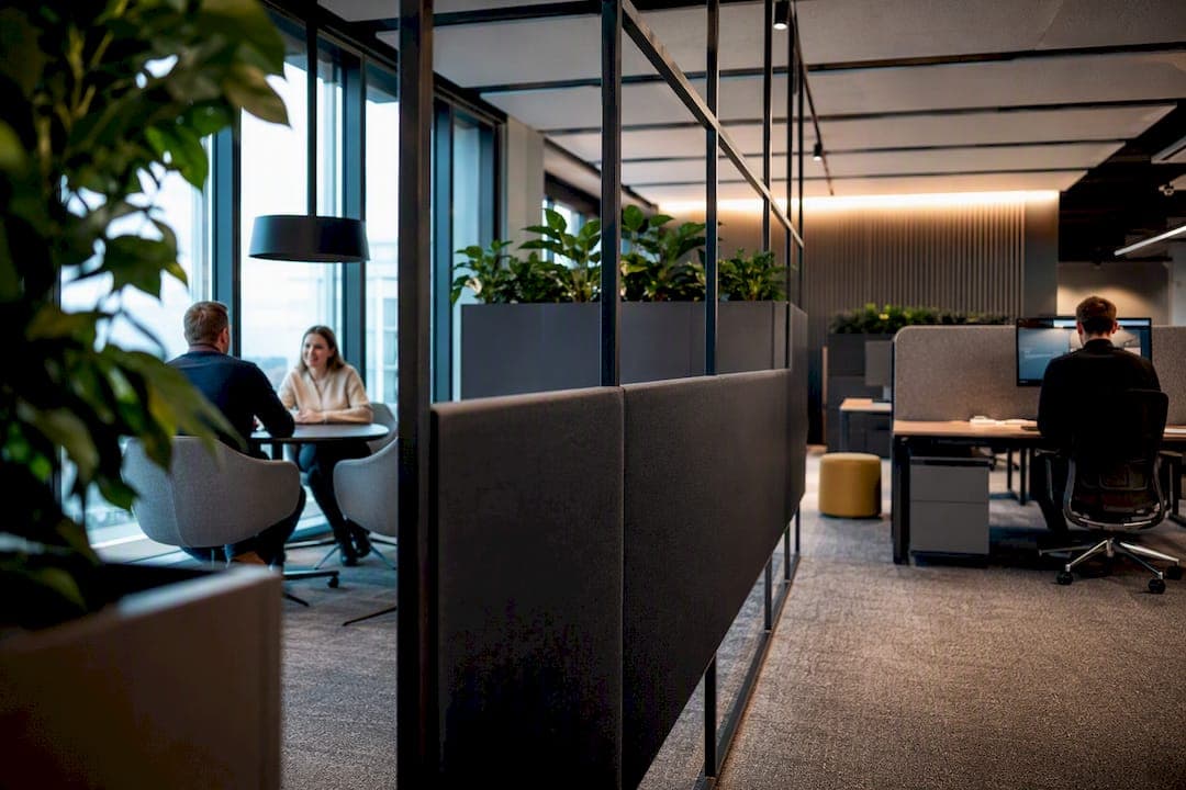 Akustyka biura: rozwiązania, które naprawdę działają w open space